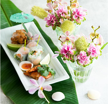 エスニック料理×南国の花お家にいながらバカンス気分!